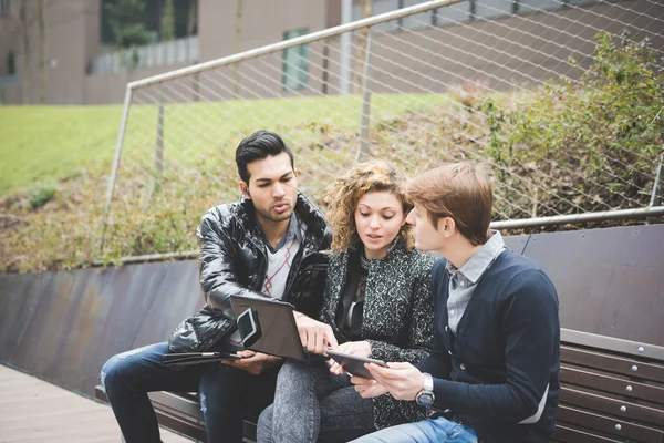 Gente de negocios trabajando al aire libre en la ciudad — Foto de Stock