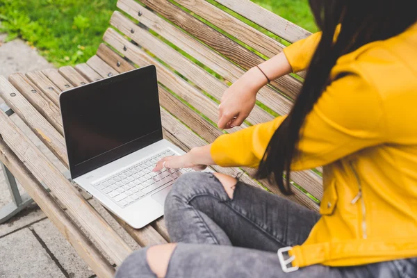 Mujer usando computadora — Foto de Stock