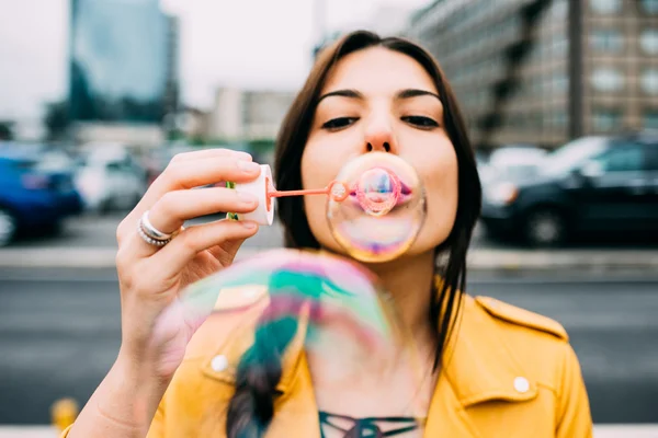 Mujer jugando con jabón de burbujas — Foto de Stock