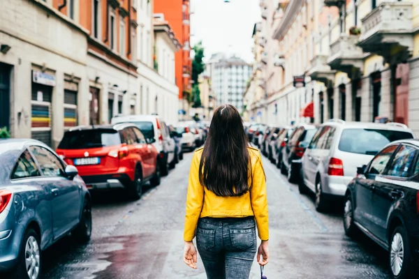 Mujer caminando ciudad al aire libre — Foto de Stock