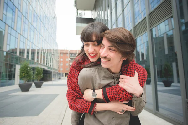 Mulher e homem caminhando pelas ruas — Fotografia de Stock