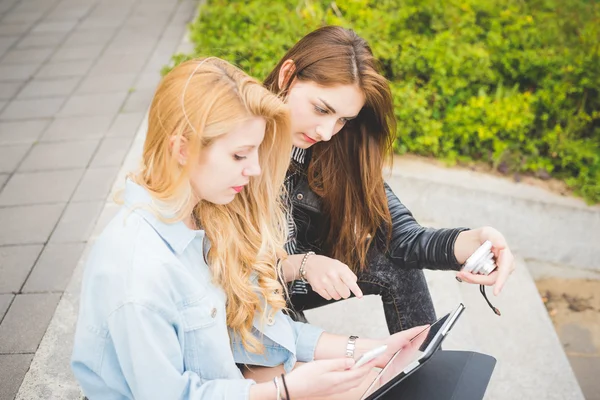 Girls chatting and using technological devices — Stock Photo, Image
