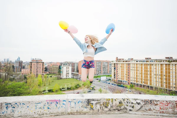 カラフルな風船で遊ぶ女の子 — ストック写真