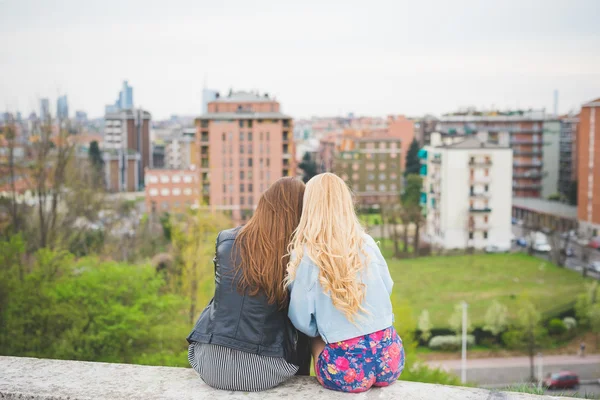 şehirde oturan çok ırklı kadınlar