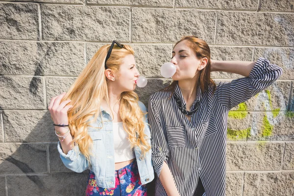 Amigos multiétnicos jugando con chicle — Foto de Stock