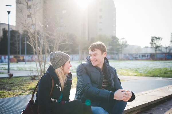 Dois jovens amantes bonitos — Fotografia de Stock