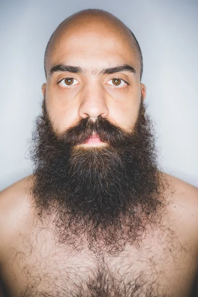Barba larga hombre mirando a la cámara — Foto de Stock