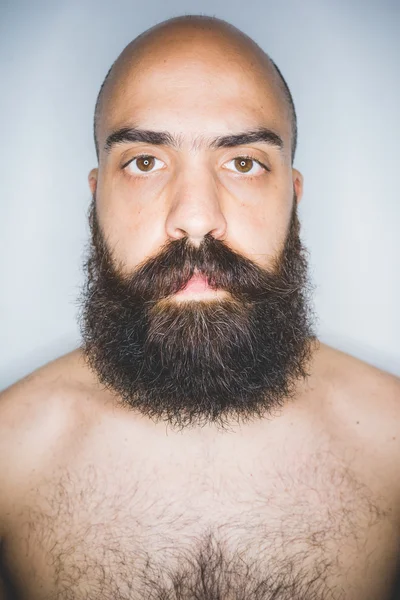 Homem barbudo olhando para a câmera — Fotografia de Stock