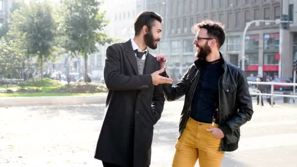 Hombres al aire libre en la ciudad hablando — Vídeo de stock