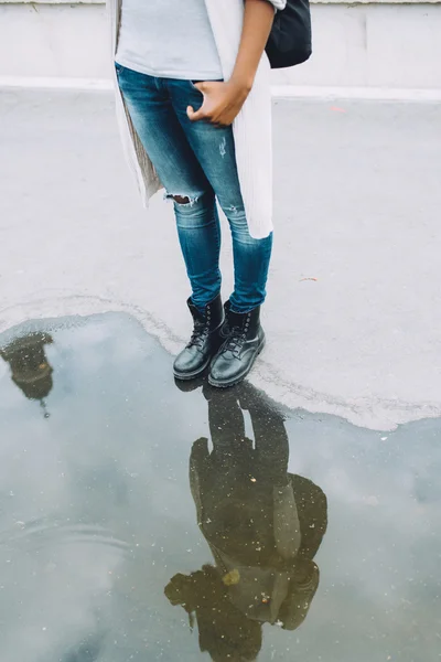 Mujer en la ciudad reflejada en un charco —  Fotos de Stock