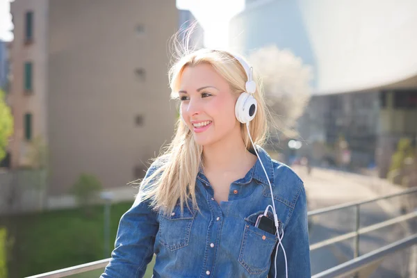 Young beautiful blonde girl in the city — Stock Photo, Image