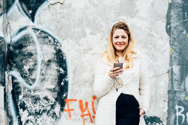 Vrouw leunend op betonnen muur — Stockfoto