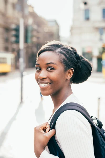 Zwarte vrouw buiten in de stad — Stockfoto