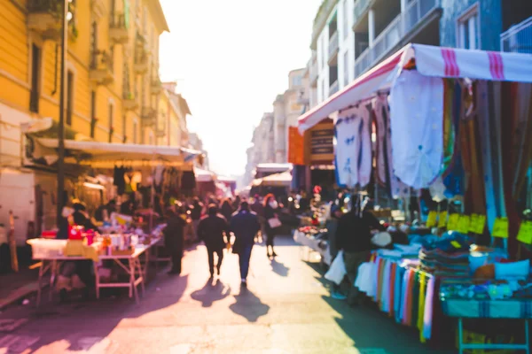 Menschen kaufen auf dem Markt ein — Stockfoto