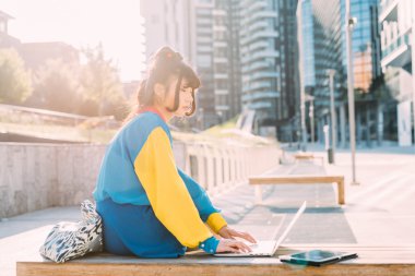 bilgisayar kullanarak şehirde kadın 