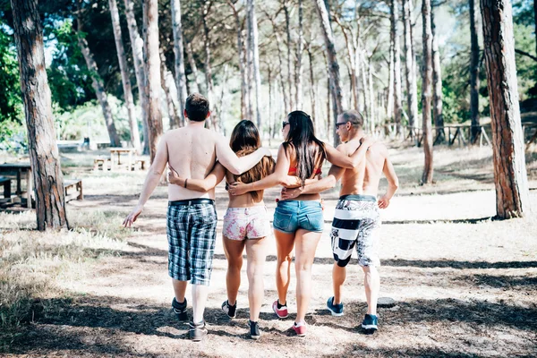 Amici multietnici in spiaggia a piedi — Foto Stock