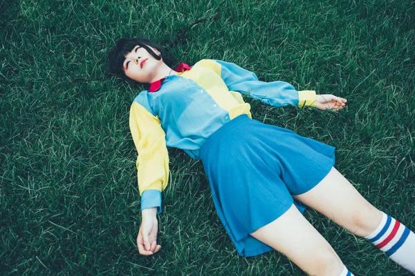 女人躺在草放松 — 图库照片
