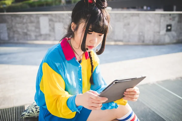 Mulher na cidade segurando tablet — Fotografia de Stock