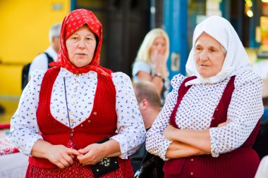 iki agedl Macar kadın