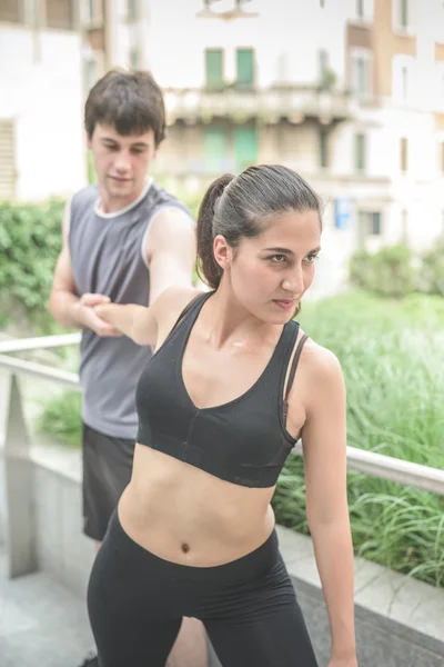 Giovane bello sportivo uomo e donna — Foto Stock