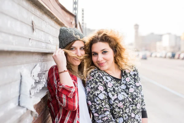 Frauen lehnen an einer Wand — Stockfoto