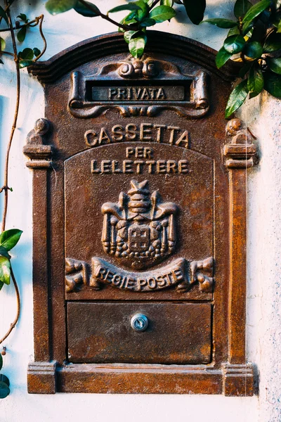 Close up sulla vecchia cassetta postale in bronzo — Foto Stock