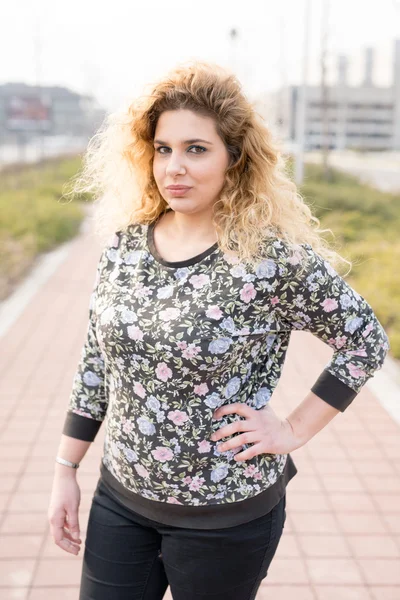 Meisje poseren in de stad straat — Stockfoto