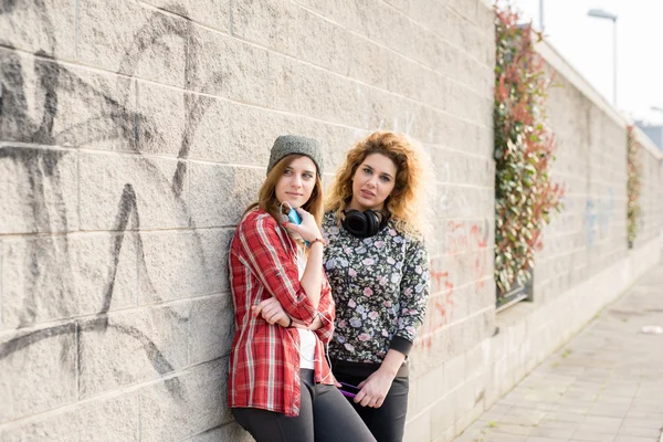 Frauen lehnen sich an eine Wand — Stockfoto