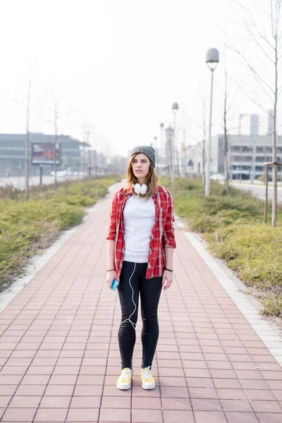 Chica caminando y bailando por la calle — Foto de Stock