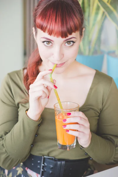 Giovane bella rossa donna — Foto Stock