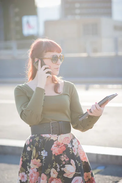 Jeune belle rousse femme — Photo