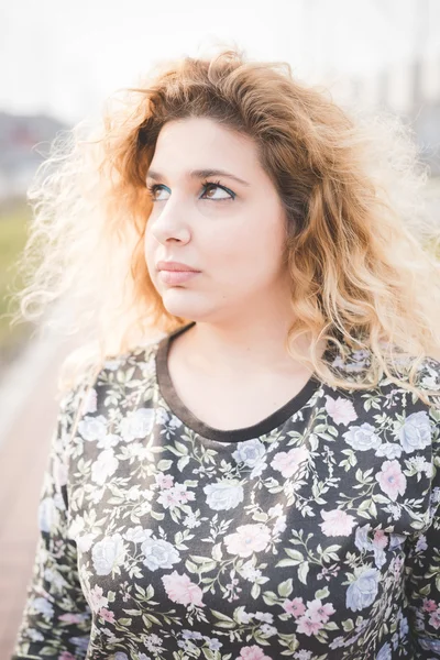 Menina posando na rua da cidade — Fotografia de Stock