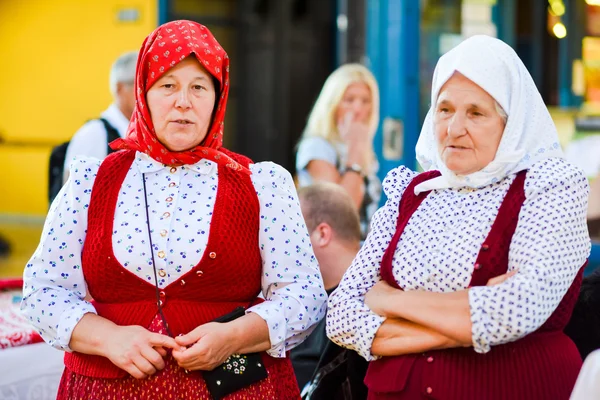 iki agedl Macar kadın