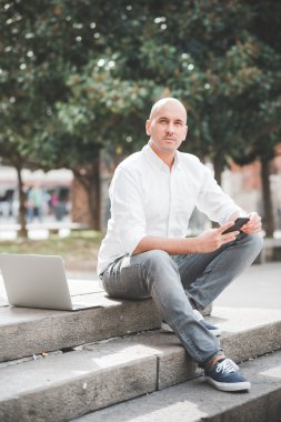 genç yakışıklı işadamı