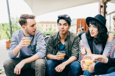 bir içki içiyorduk Bar çok ırklı arkadaşlar