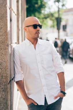 güzel delikanlı açık duvara yaslanmış