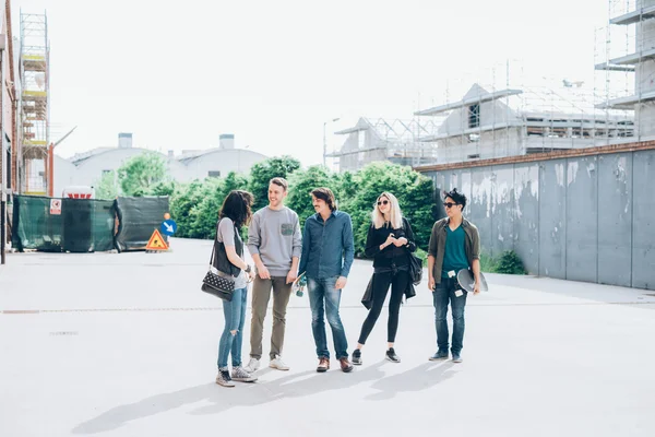 Amigos multiétnicos al aire libre en la ciudad — Foto de Stock