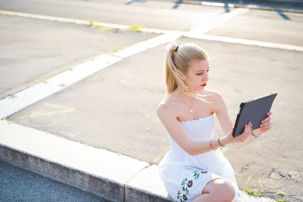 Блондинка використовує планшет — стокове фото