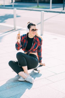 Onun kaykay üzerinde oturan kadın