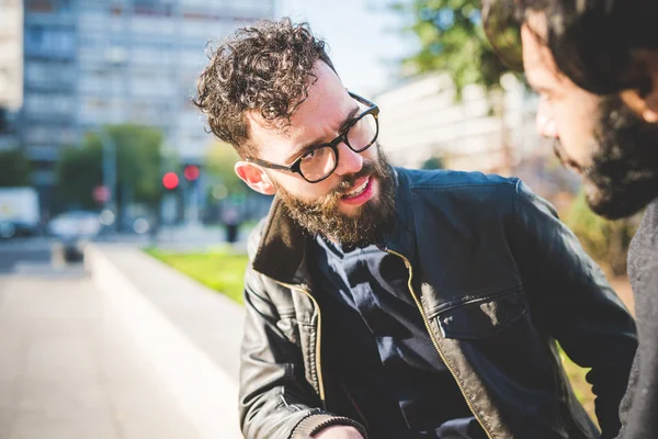 Affärsmän utomhus i city — Stockfoto