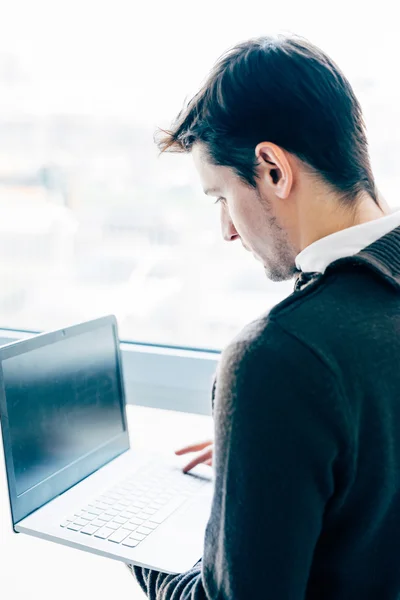 Zakenman laptop gebruiken — Stockfoto