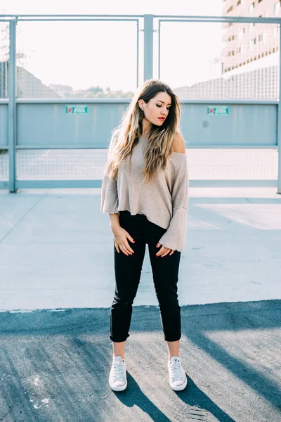 Mulher posando ao ar livre na cidade — Fotografia de Stock