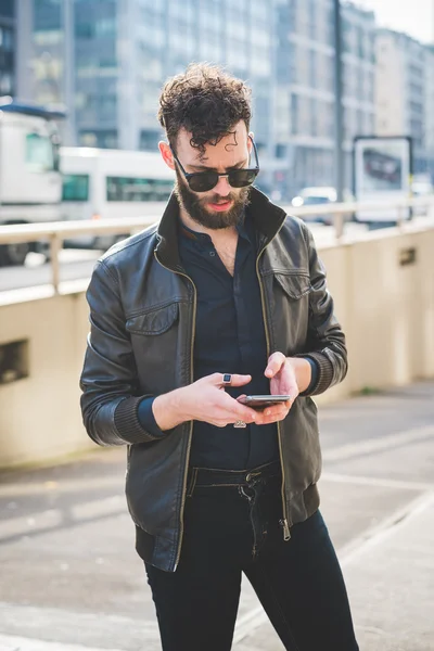 Homme d'affaires en plein air dans la ville — Photo