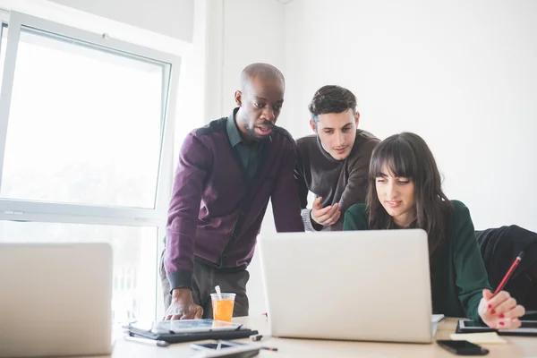 Uomini d'affari che lavorano insieme — Foto Stock