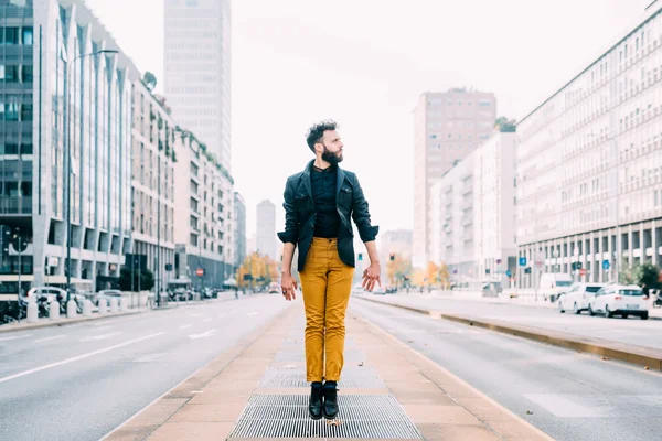 Uomo che salta all'aperto in città — Foto Stock