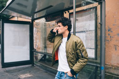 otobüs durağı smartphone üzerinde konuşurken eğilerek adam 