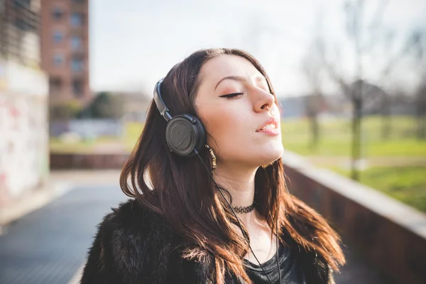 Junge schöne Indie-Frau — Stockfoto