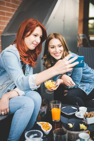 Dos mujeres guapas jóvenes — Foto de Stock