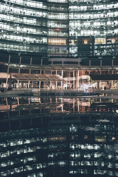 Vista noturna da praça de Gae Aulenti — Fotografia de Stock