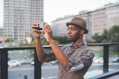 Genç yakışıklı afro geri adam